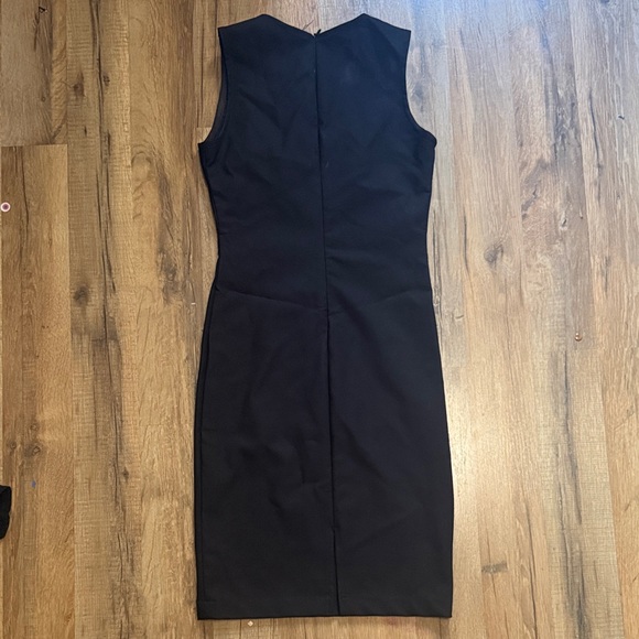 Elegant Black Sleeveless Dress - Picture 4 of 6